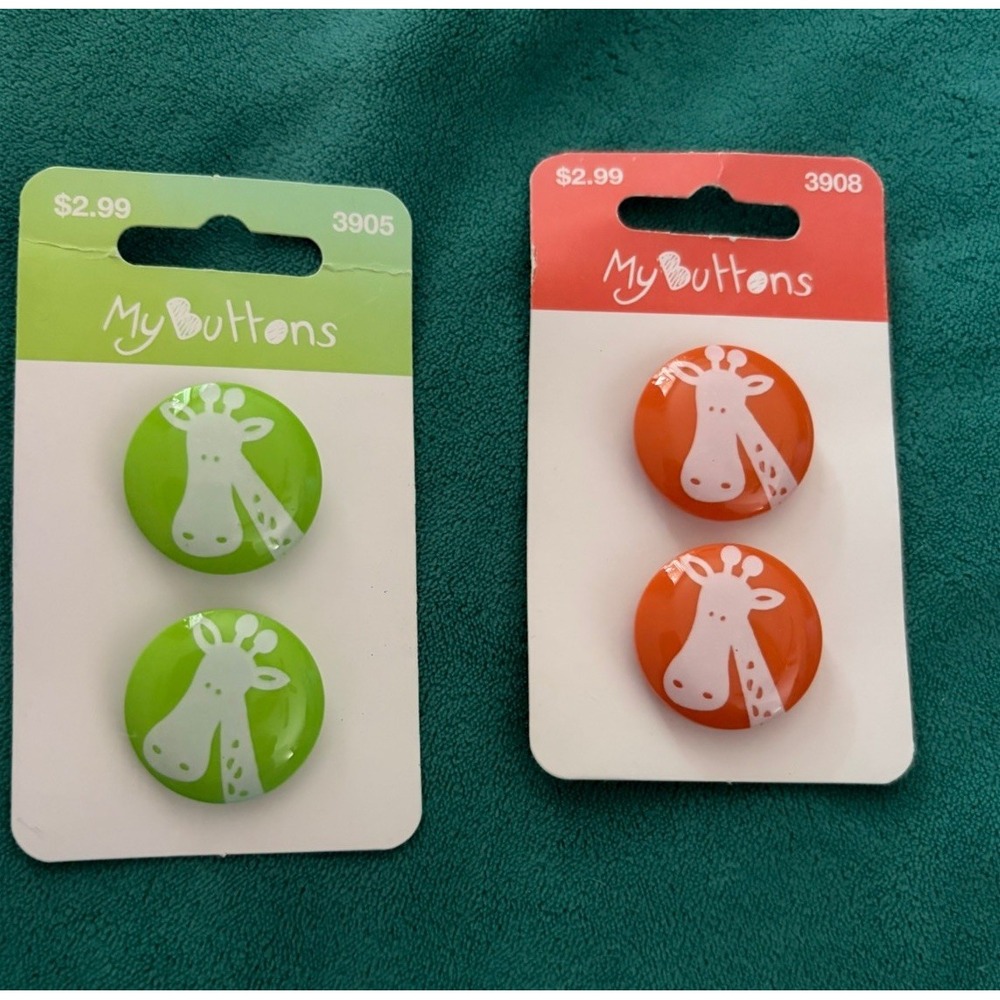 My Buttons Giraffe Novelty Buttons Pk 4 2 Orange 2 Green NEW 7/8" Thailand